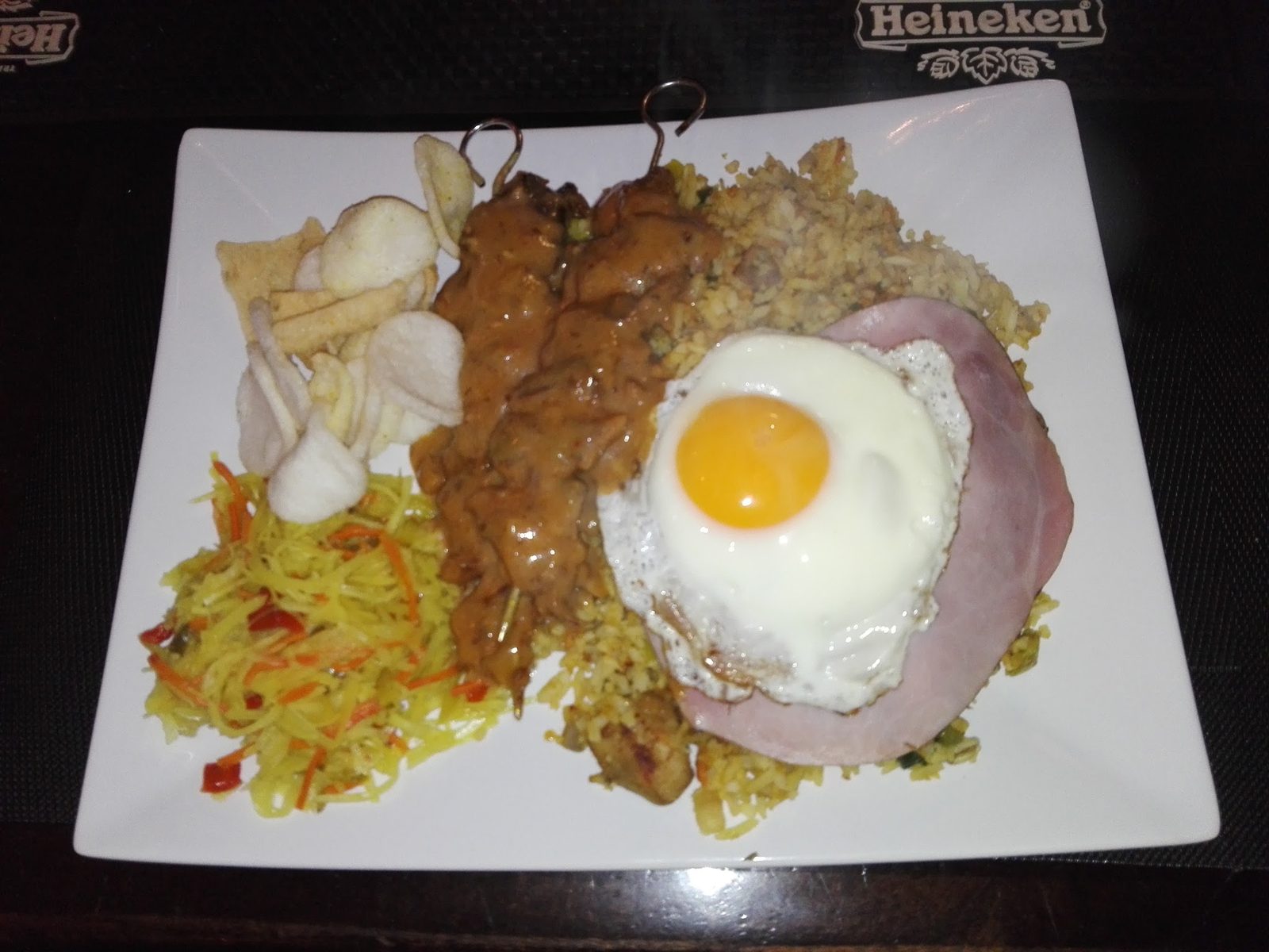 Een bord warm eten op een dienblad in het café